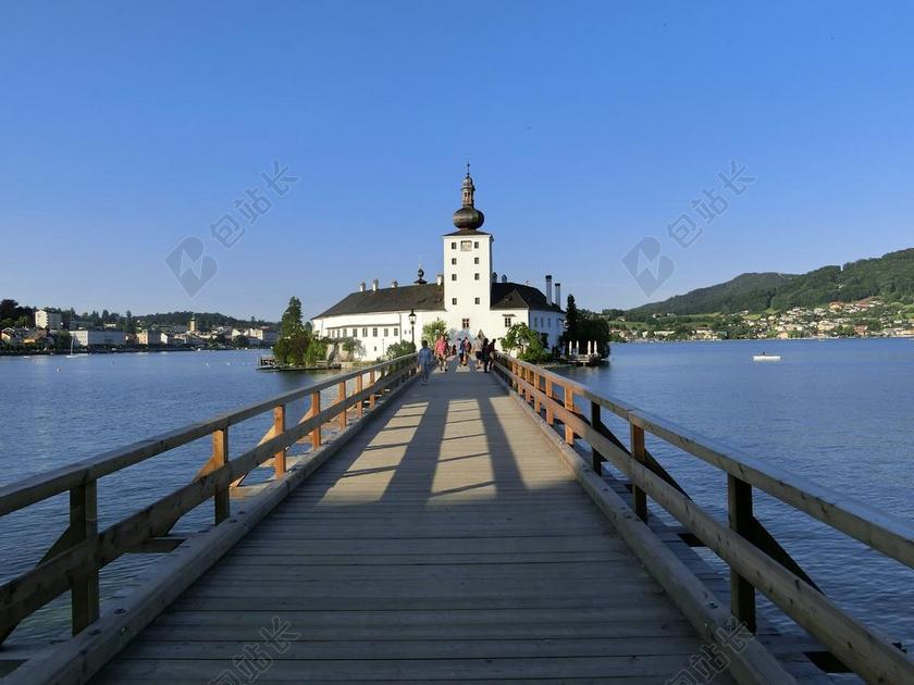 建筑连接小岛别野的走道背景图片