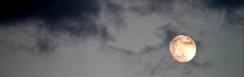 灰色浓密天空中的黑云天气天背景图片