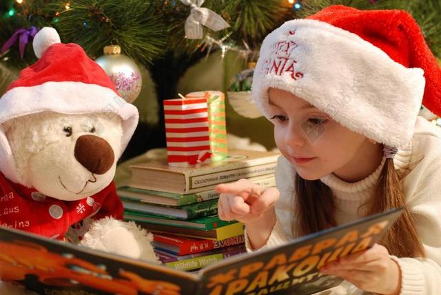 圣诞节戴着帽子的女孩和玩偶庆祝圣诞节日儿童背景图片