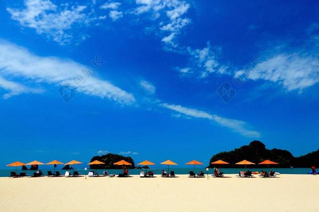 蓝色旅游宁静蓝天下的沙滩背景图片