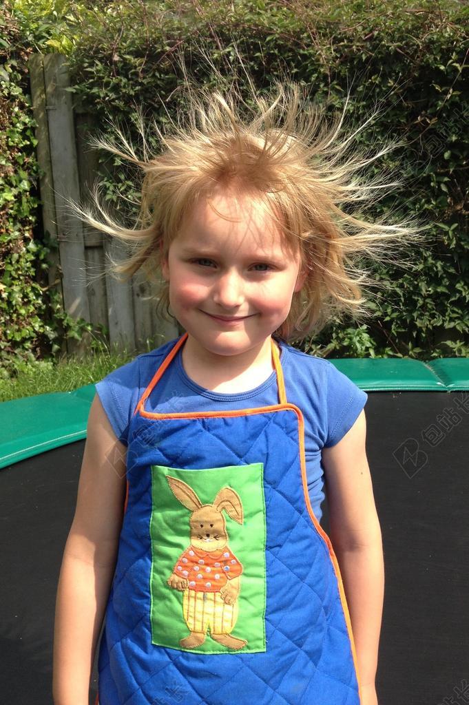 女孩 儿童 蹦床 金发女郎 静电 电力