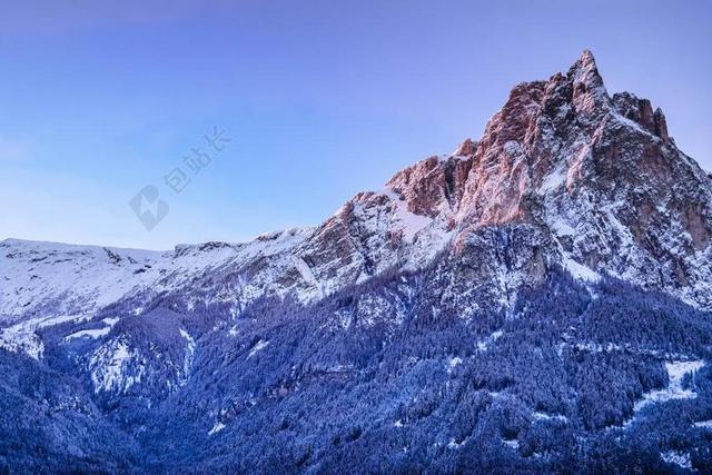 蓝白自然美丽蓝天下的积雪山峰雪山雪景自然背景图片