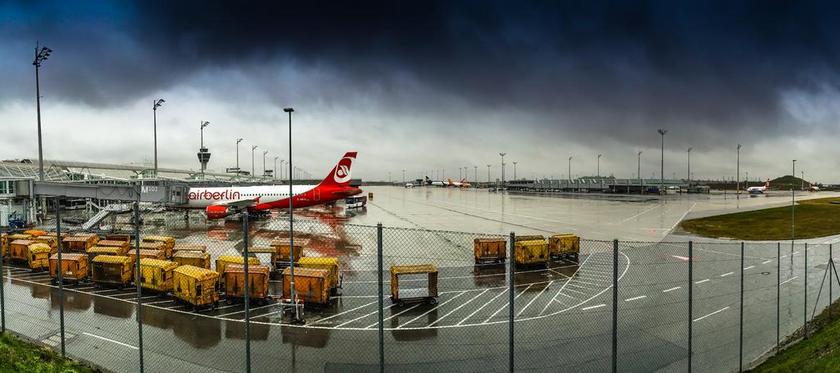 航空阴天的机场背景图片