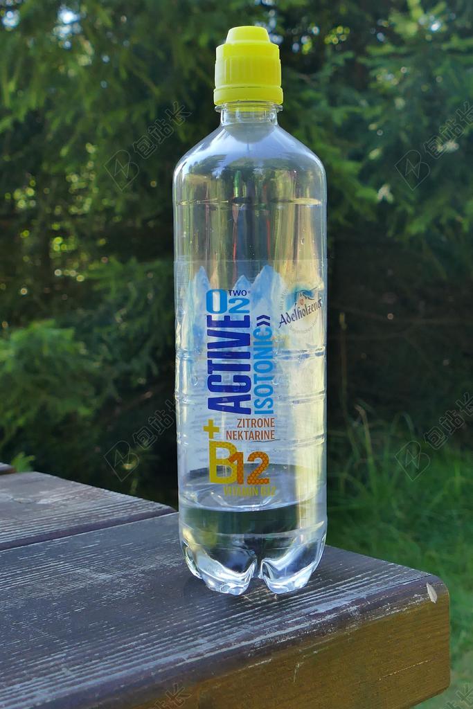 白色餐饮唯美矿泉水英文包装背景图片