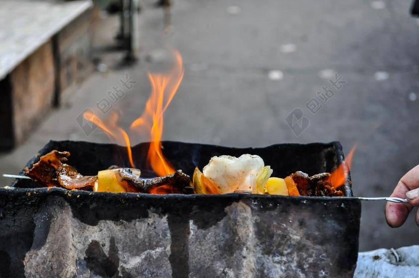 烧烤 烤肉串 烤架 食品 肉 烹饪 户外 街 街头小贩 火
