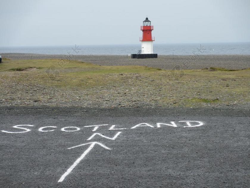 红色建筑唯美海边英文单词灯塔背景图片