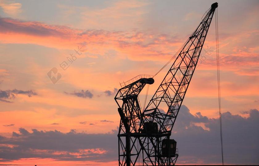 红色建筑艺术码头起重机夕阳背景图片