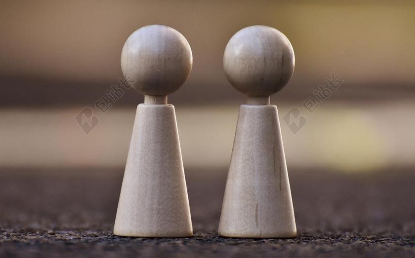 黄白玩具可爱地面上简化的两个木头小人团队人物玩具背景图片
