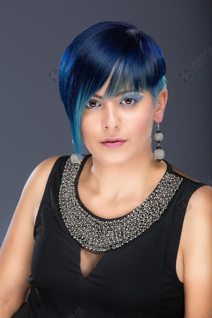 女性美容沙龙蓝色头发背景图片