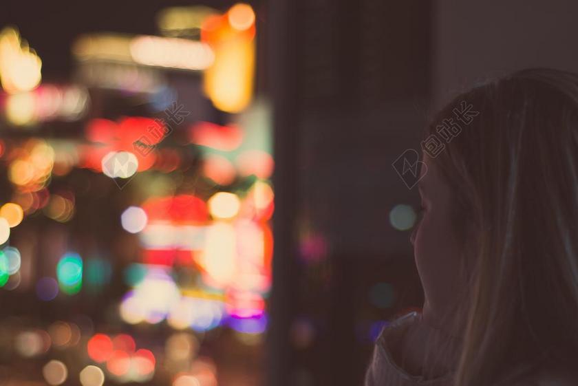 黑色朦胧街道霓虹灯女孩背景图片