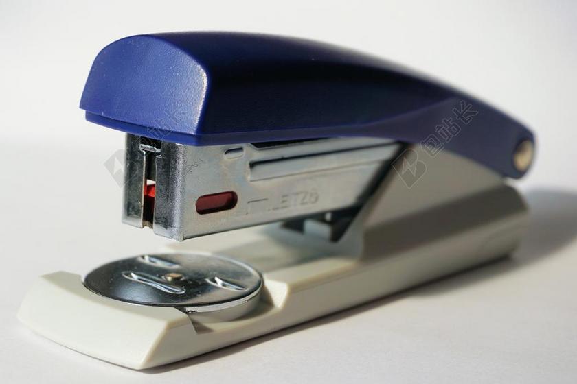 蓝色订书机背景图片