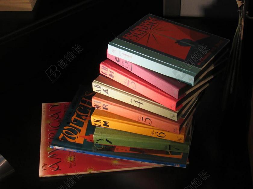 书籍堆积的彩色小说背景图片