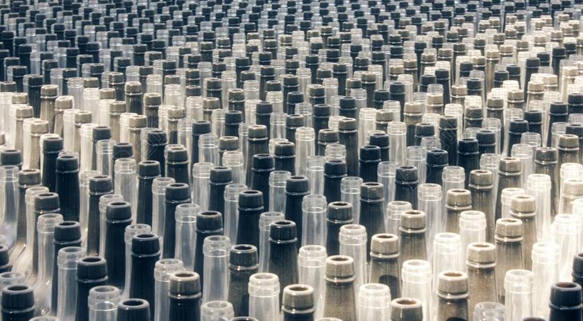 物品整齐排列的空酒瓶背景图片