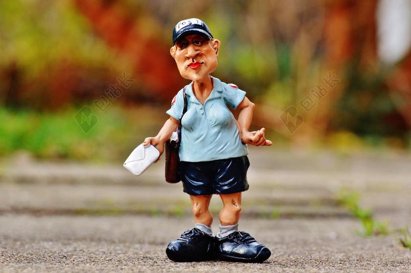 玩具马路上送信的玩偶背景图片