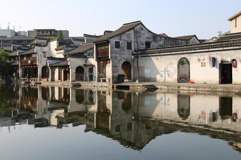 建筑诗意沿湖建造的水乡建筑群江南瓦房旅游背景图片