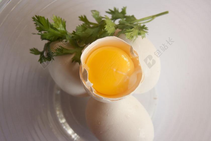 黄白餐饮食物简单盘子上鸡蛋和蛋黄特写鸡蛋美食背景图片