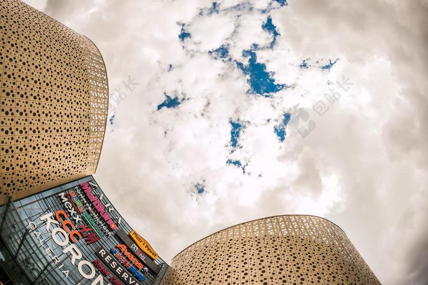 清新商场上空的云层背景图片