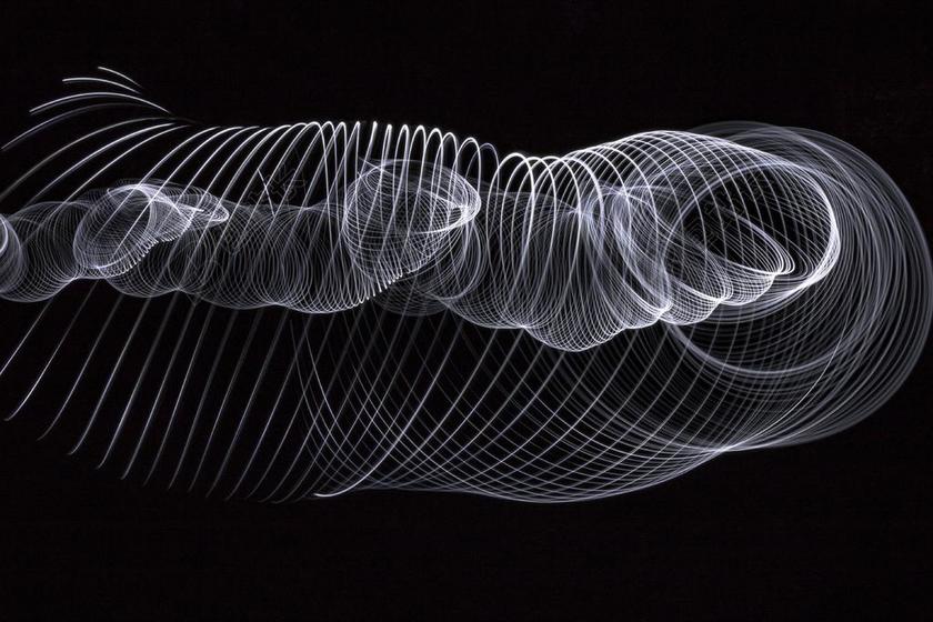 白色光线创意白色光束绕成圆环形光影光线背景图片