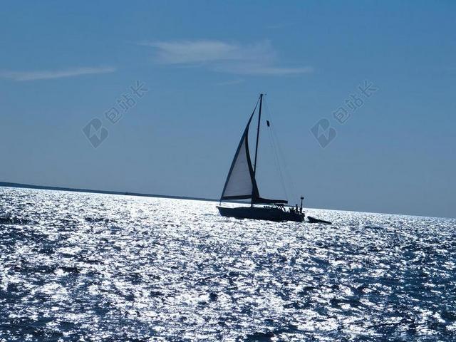 蓝色帆船海旅行帆航海船只假期邮轮运输背景图片