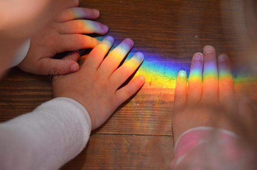 彩色光线魅力红黄蓝照在地板孩子们的手上光影背景图片