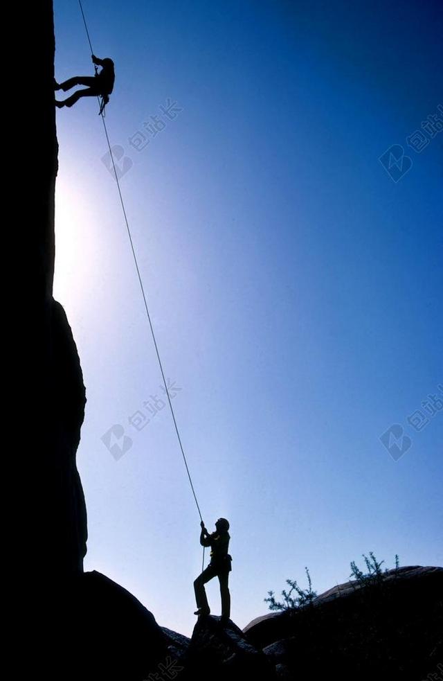 蓝色旅游冒险人在悬崖边攀岩励志正能量图片