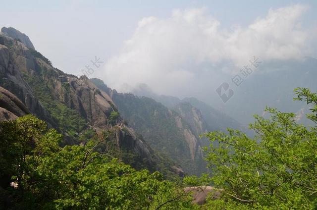自然景观险峻的高山和云雾背景图片