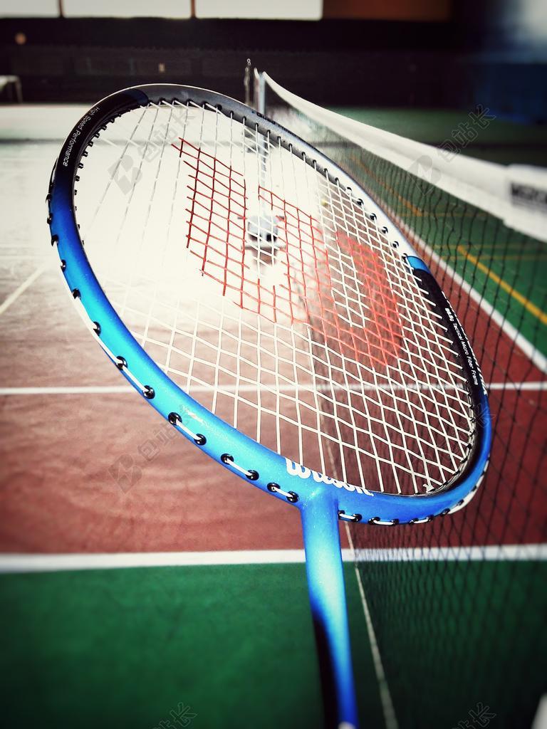 运动细节球王和球拍近照羽毛球运动比赛公正背景图片