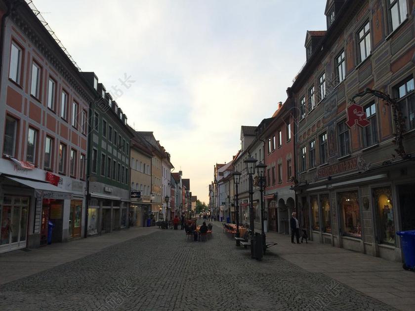 城市干净的小镇街道背景图片