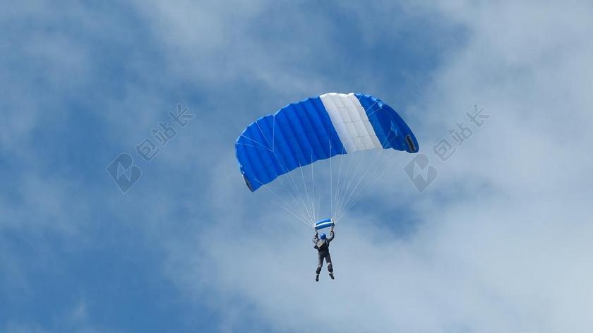 降落伞 伞兵 天空 浮点数 飞 蓝色白色 跳伞 云