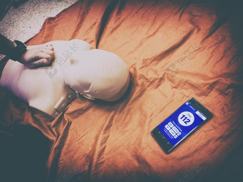 的恢复 急救号码 112 救援 拯救生命 该法呼吸 援助 生活