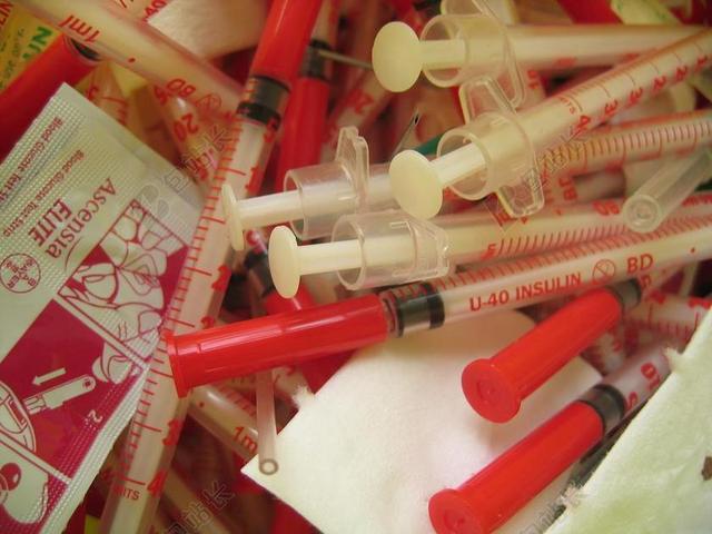 红白医学繁杂各种注射器放着一起注射治疗医学背景图片