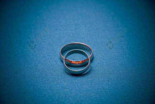 银蓝装饰品简约一对婚戒婚礼戒指交换背景图片
