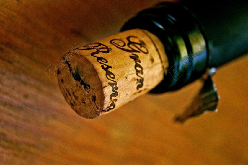 餐饮食物酒瓶上的木塞英文特写酒饮料背景图片