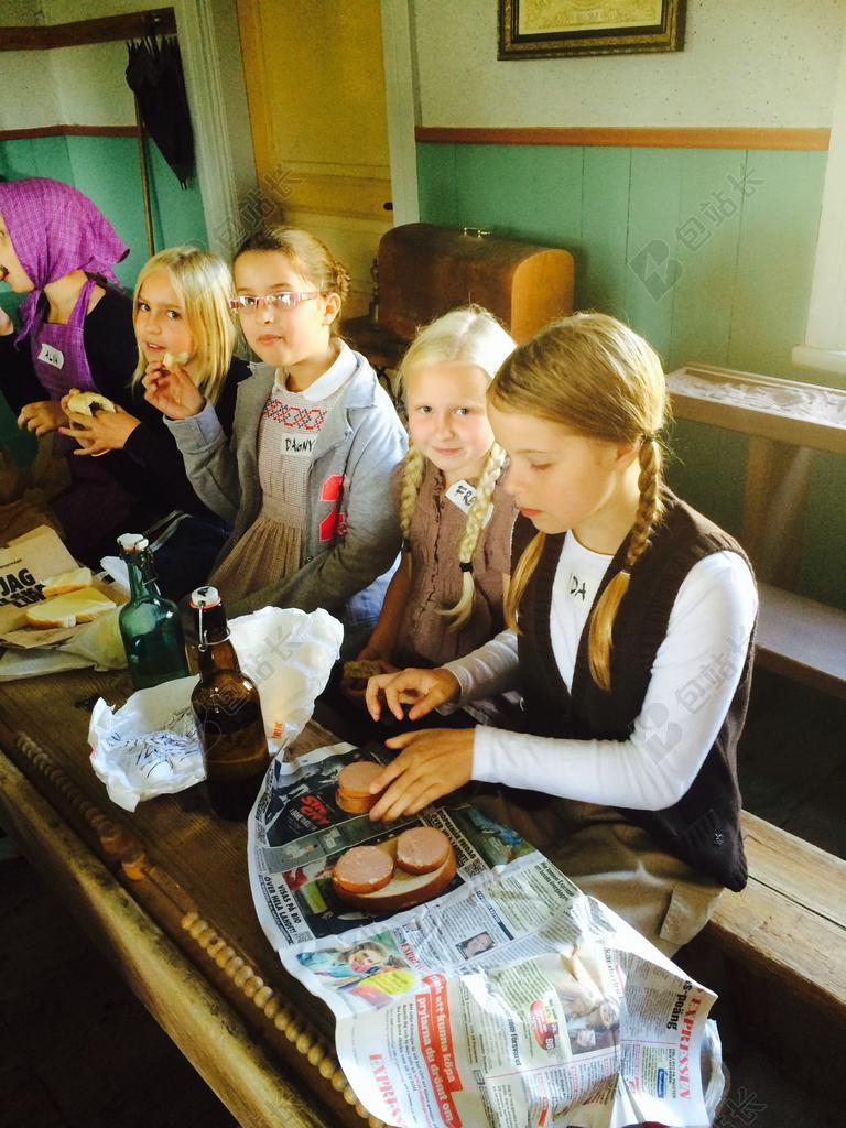 人做午餐的女学生背景图片