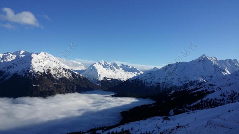 摄影简约雾在谷雾覆盖雪山背景图片