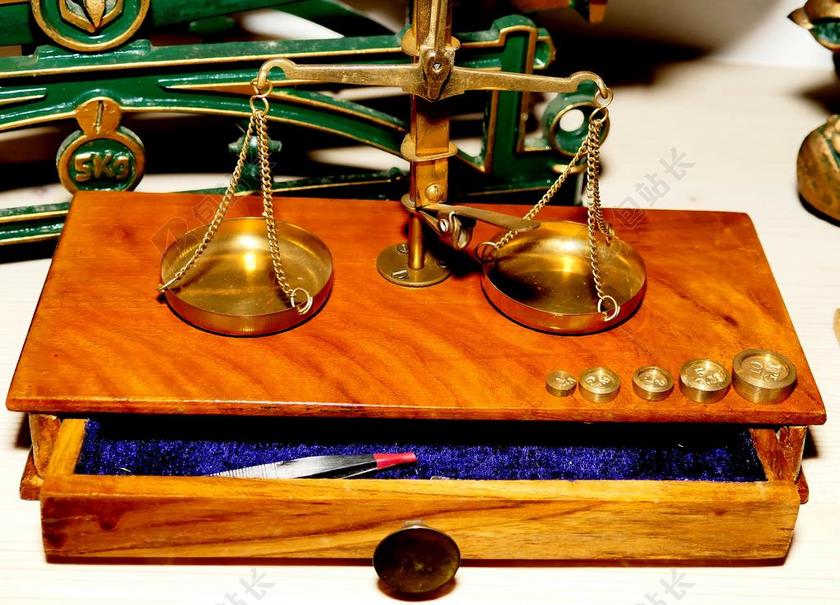 摄影简约金属天平背景图片