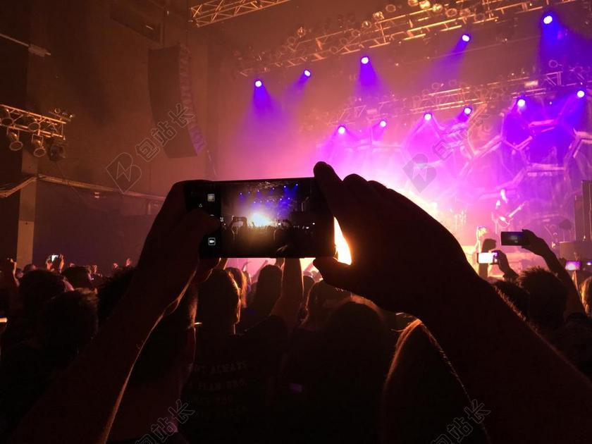 人热闹在音乐会的歌迷背景图片