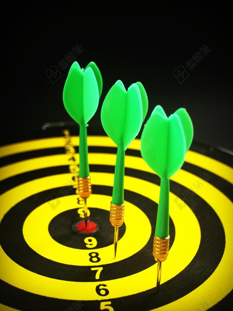 物品特写飞镖靶上的绿色飞镖背景图片