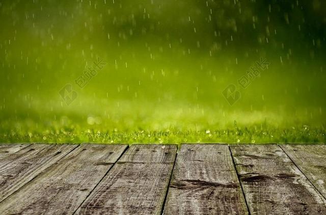灰绿自然下雨清新木板外小雨落在草地上雨水自然背景图片