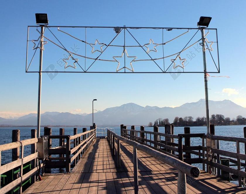 码头 网站 明星 圣诞节 一品红 圣诞装饰品 出发 告别