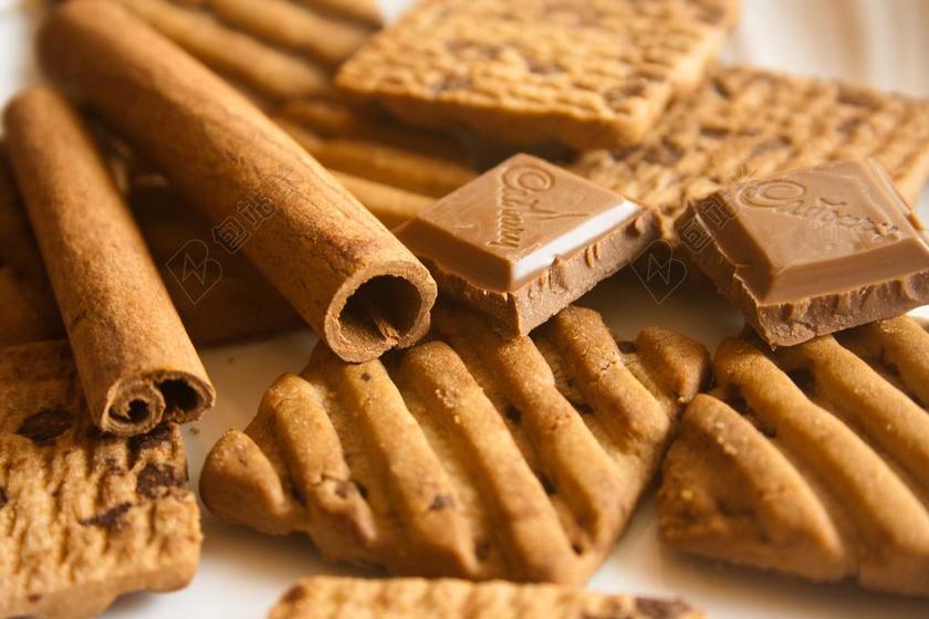 餐饮唯美巧克力夹心蛋卷背景图片