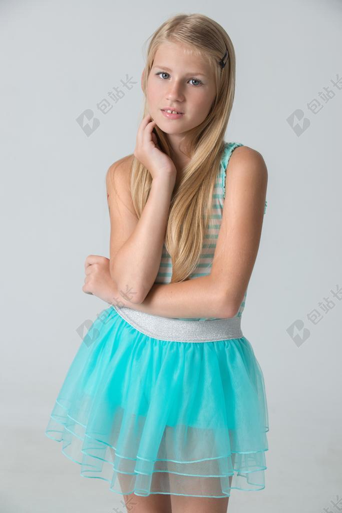 广告时尚穿短裙的少女背景图片