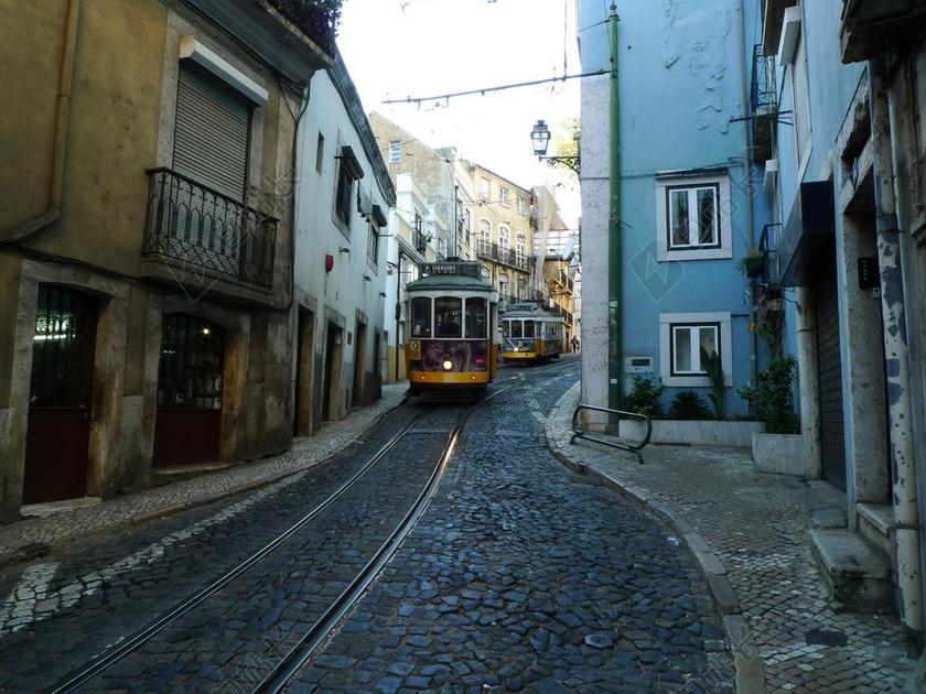 城市小镇街头的电车背景图片