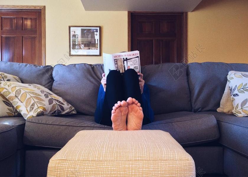 摄影唯美赤脚阅读背景图片