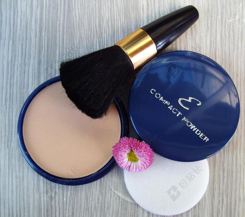 化妆棕色的粉底和粉刷背景图片