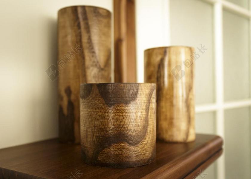 物品复古凳子上的木头杯子背景图片