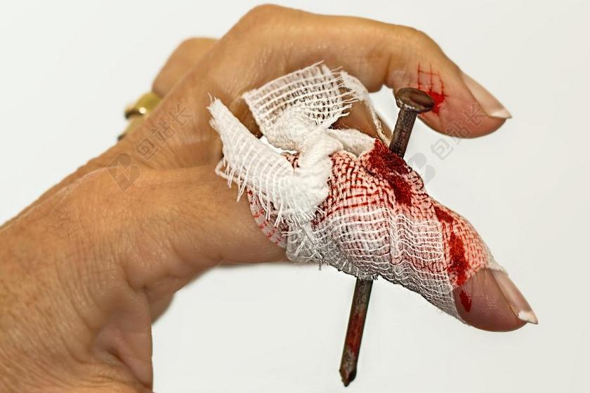钉子扎入手指包扎背景图片