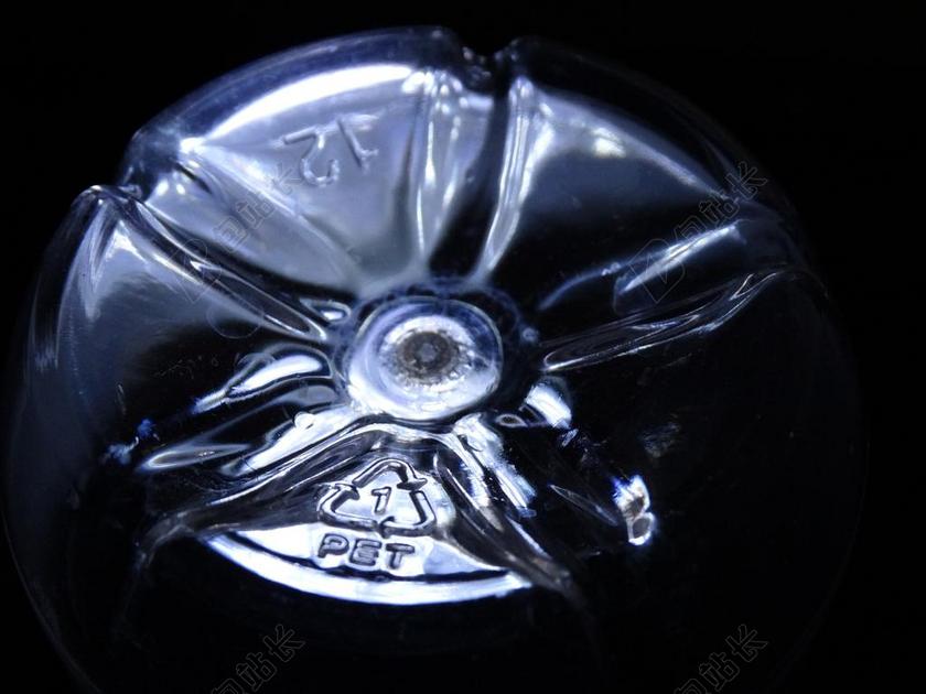 塑料瓶 底部的瓶子 光 光的玩法 关于 闪亮 宠物 瓶 塑料