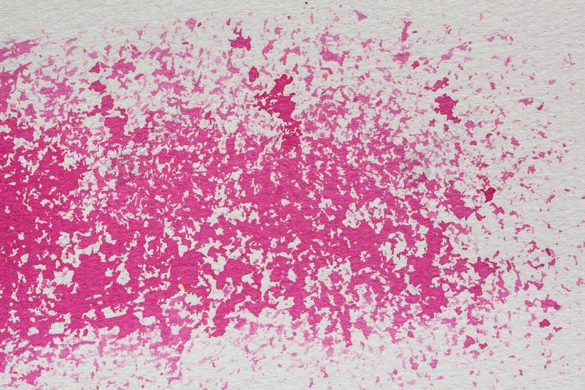 建筑纹理墙上的红色污渍背景图片