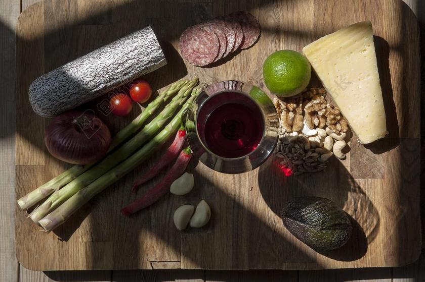 食物菜板上的蔬菜和肉和红酒背景图片